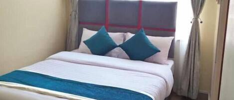 Tabla de planchar con plancha, wifi, ropa de cama