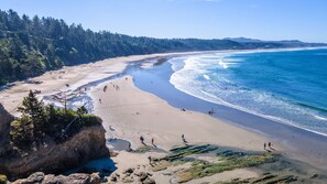 Beach nearby, sun-loungers, beach towels