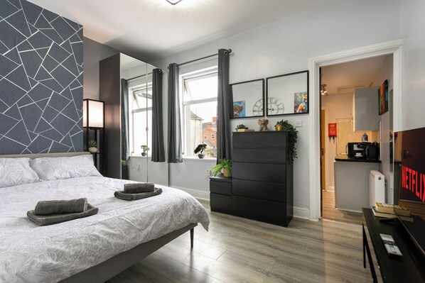 Iron/ironing board, WiFi, bed sheets