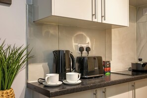 Micro-ondes, four, plaque de cuisson