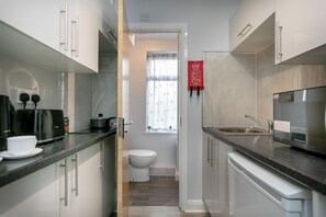 Microondas, horno, placa de cocina