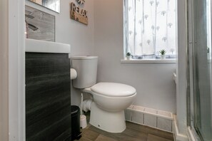 Secadora de cabello, toallas, jabón, papel de baño 