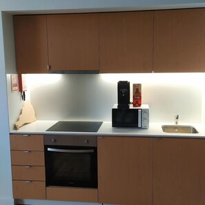 Kjøleskap, mikrobølgeovn, ovn og kokeplater