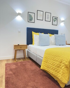 2 quartos, escrivaninha, ferros/tábuas de passar roupa, berço de viagem