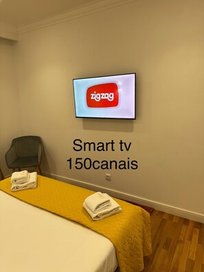 2 chambres, bureau, fer et planche à repasser, lit parapluie