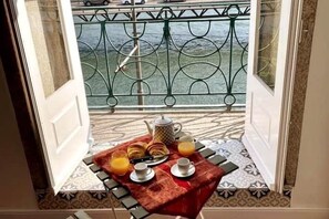 Outdoor dining - Luxury stay premium Douro river & sunset views (porto)