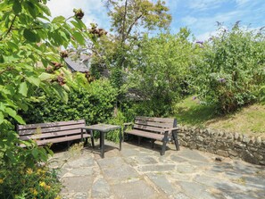 Outdoor dining - St John's House (Newport)