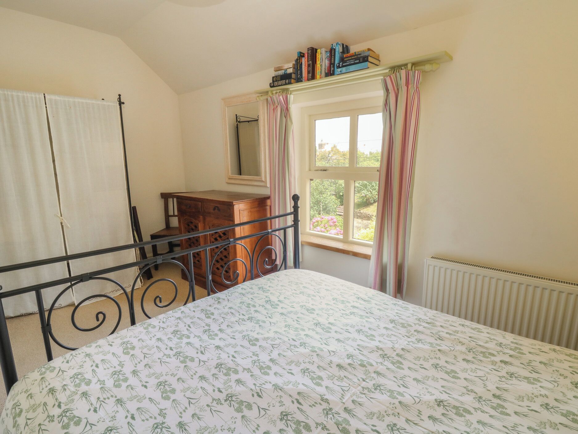 4 bedrooms, individually decorated, individually furnished, free WiFi