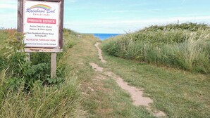 Un panneau indiquant l’entrée du parc de chalets Rainbows End, précisant qu’il s’agit d’une propriété privée, et que l’accès est réservé aux propriétaires et à leurs invités.