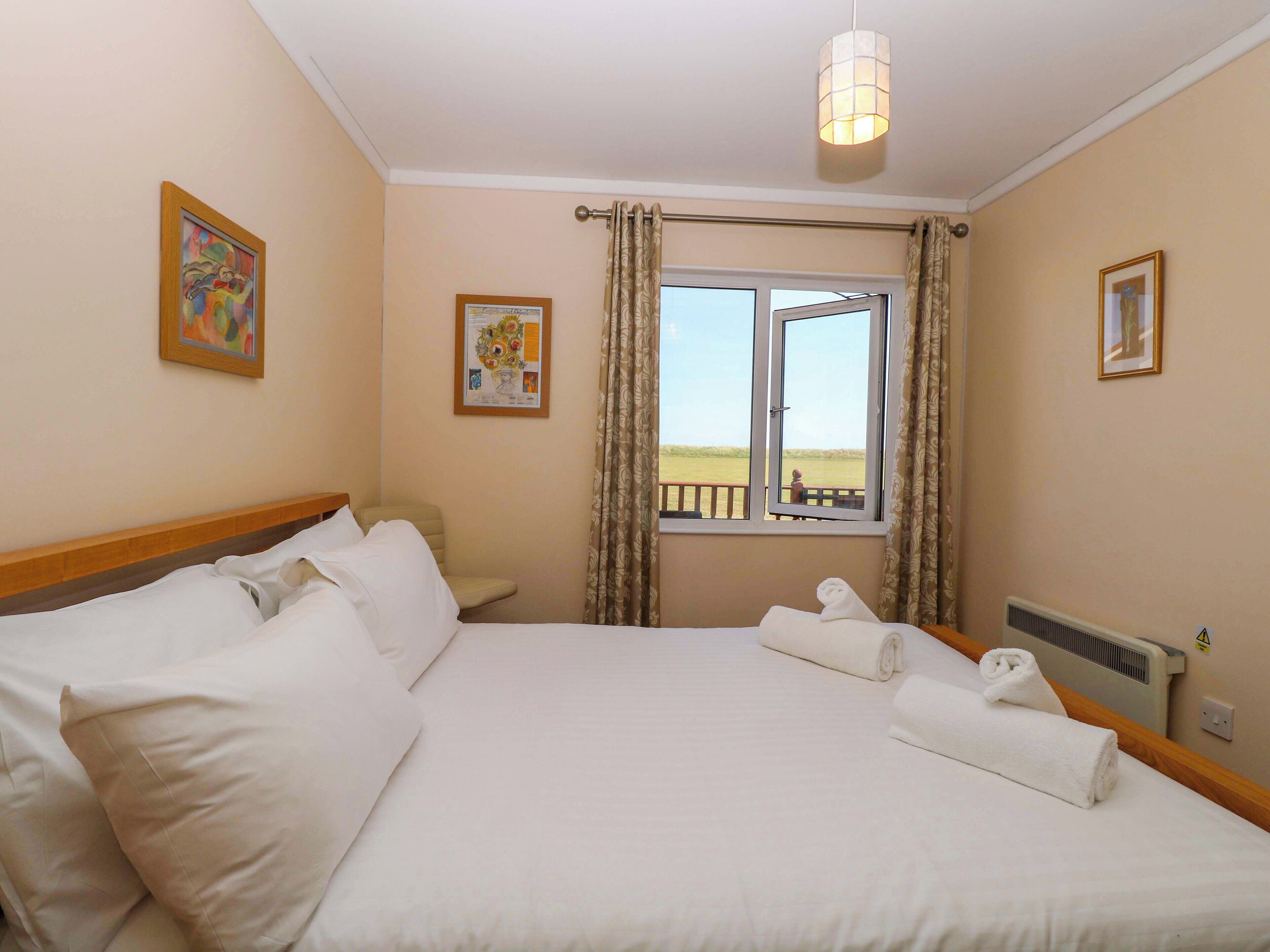 2 phòng ngủ, trang trí khác biệt 