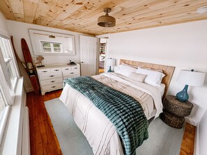 3 bedrooms, desk, iron/ironing board, travel cot