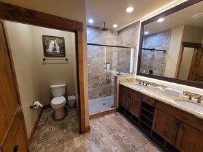 Shower, jetted bath, hair dryer, towels - Cozy 1-bedroom cabin with WiFi, fitness room.waterpark etc.in lovely Gatlinburg. (Gatlinburg)