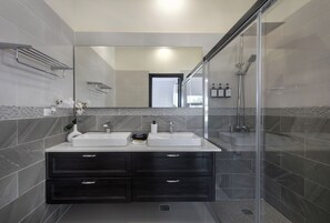 Shower, hair dryer, towels, soap - “Escape to Pyramid Springs – A Modern Villa Retreat in Ocho Rios” (Ocho Rios)