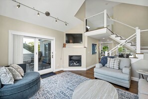 Smart TV, fireplace - 4 Bedrooms Beach house in beautiful Wells. AC, HOT TUB & SUNSET included (Wells)