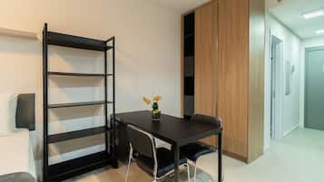 Basic Apartment | Dining