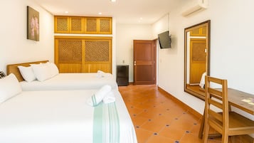 Quadruple Room | Premium bedding, desk, laptop workspace, free WiFi