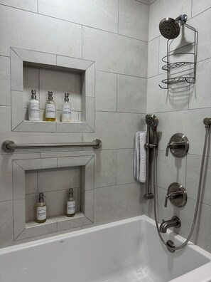 Dusche, Haartrockner, Handtücher, Seife