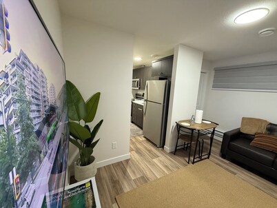 New suite in a great location. Central for shopping, restaurants and commuting.
