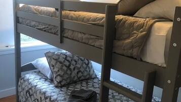 7 bedrooms, iron/ironing board, internet, bed sheets