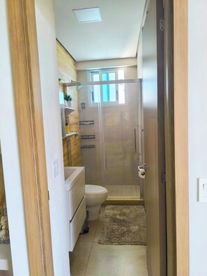 Secador de pelo, toallas, jabón y champú