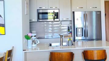 Réfrigérateur, micro-ondes, four, plaque de cuisson