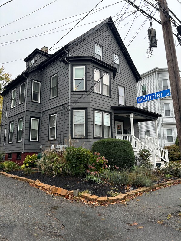 Exterior - Coastal Charm  – Walk to Beach or Train! (Swampscott)