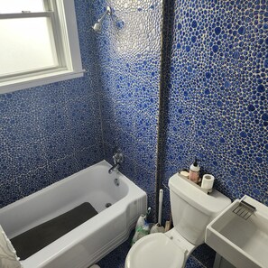 Hair dryer, towels, soap, shampoo - Coastal Charm  – Walk to Beach or Train! (Swampscott)