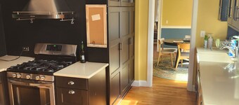 Coastal Charm â Walk to Beach or Train!