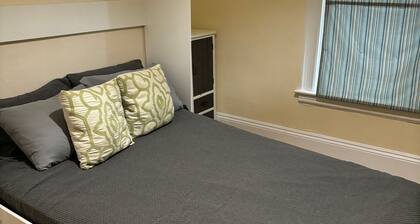 Coastal Charm – Walk to Beach or Train!