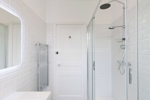Shower, towels