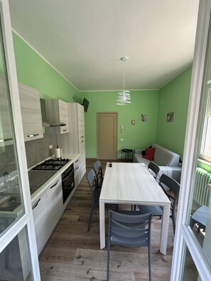 Un four, surface de cuisson, lave-vaisselle