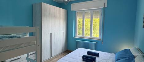 1 habitación, tabla de planchar con plancha, wifi y ropa de cama