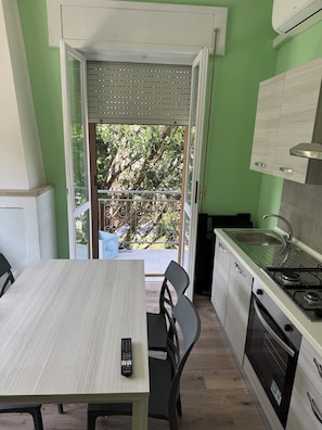 Ovn, kokeplater og oppvaskmaskin