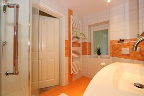 Een haardroger, handdoeken, zeep, toiletpapier