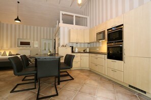 Een oven, een kookplaat, een vaatwasser