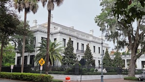 A historic building with a symmetrical facade, large windows, and a central entrance. - Tybee Beach Cottage, Steps from all the local fun and a quick walk to the beach (Tybee Island)