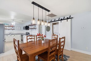 Dining - Tybee Beach Cottage, Steps from all the local fun and a quick walk to the beach (Tybee Island)