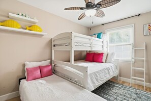 2 bedrooms, free WiFi, bed sheets - Tybee Beach Cottage, Steps from all the local fun and a quick walk to the beach (Tybee Island)