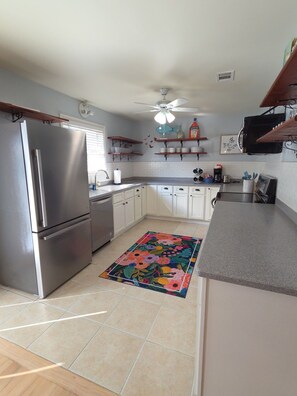 Mikrowelle, Ofen, Herdplatte, Geschirrspüler