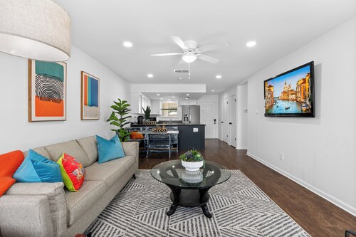 King & Queen Bed - Guadalupe Hip Haven - Near downtown New Braunfels!