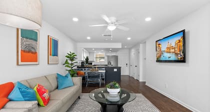 King & Queen Bed - Guadalupe Hip Haven - Near downtown New Braunfels!