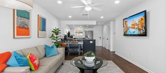 King & Queen Bed - Guadalupe Hip Haven - Near downtown New Braunfels!