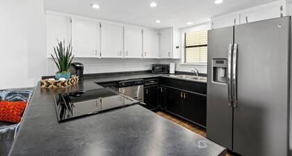 King & Queen Bed - Guadalupe Hip Haven - Near downtown New Braunfels!