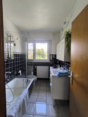 Secador de cabelo, toalhas de banho, sabonete, papel higiênico