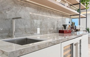 Mikrovågsugn, ugn, spishäll och diskmaskin