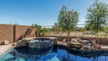 Piscina all'aperto, una piscina riscaldata