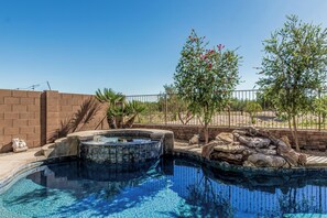 Piscina all'aperto, una piscina riscaldata