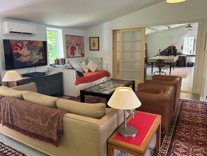 Smart TV, DVD player, books, video library - Charming open studio in renovated barn in superb Lyme, CT with WiFi, AC. (Lyme)