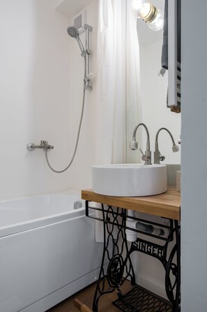 Sèche-cheveux, serviettes fournies, savon, papier toilette