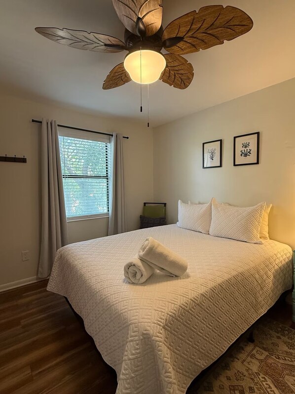 Cuna de viaje, wifi gratis y ropa de cama 